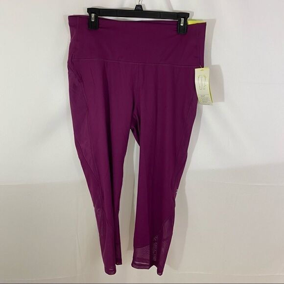 All in Motion Contour Curvy High Rise Capri - Picture 3 of 6